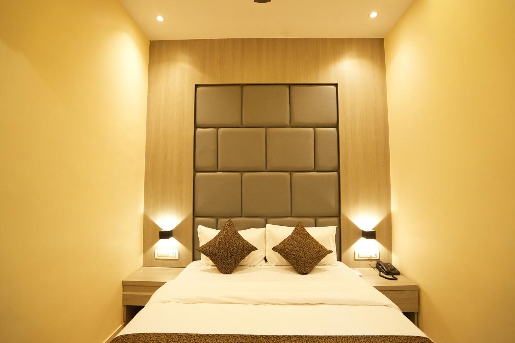 Hotel Boston Мумбаи Экстерьер фото