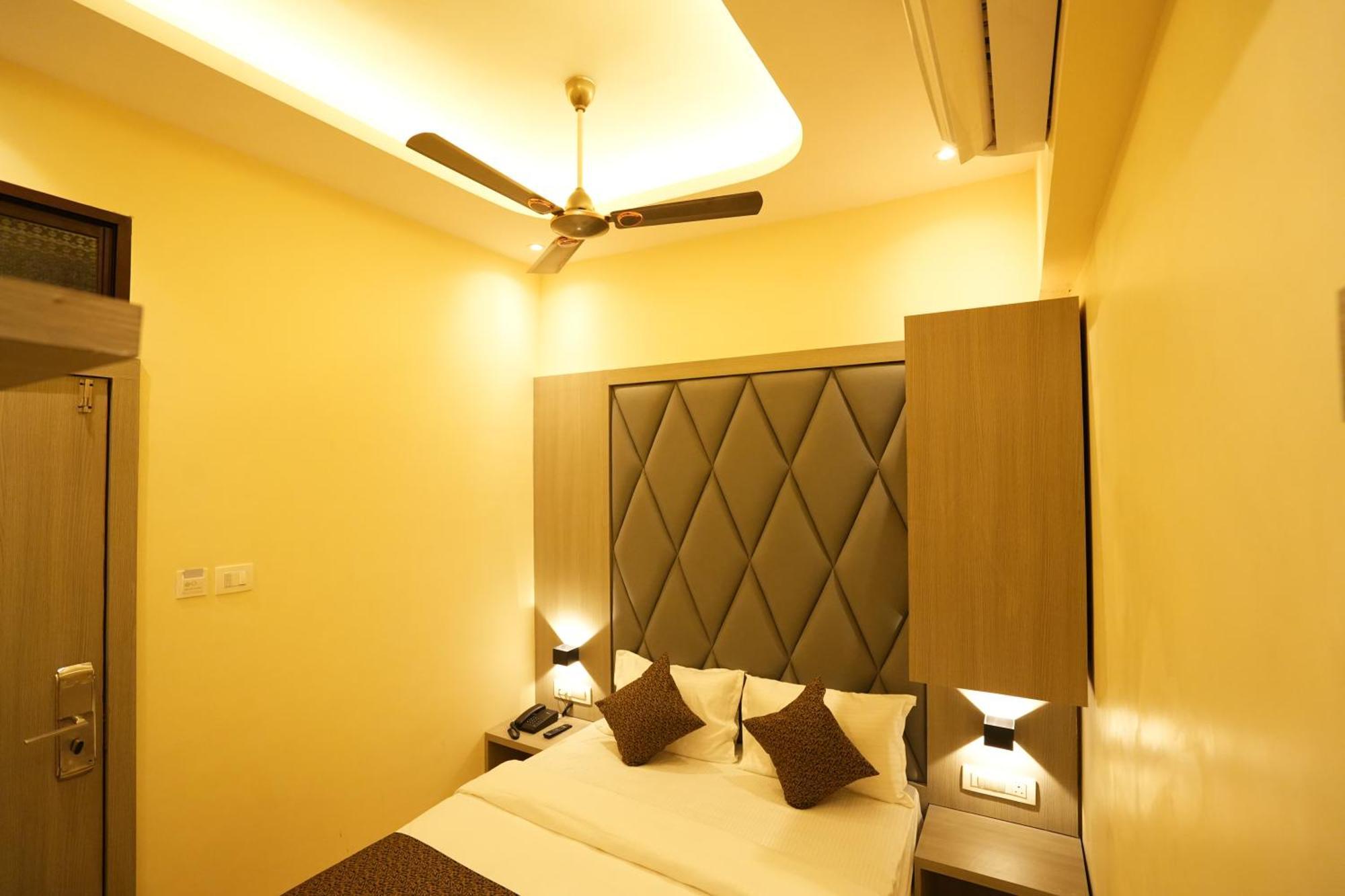 Hotel Boston Мумбаи Экстерьер фото