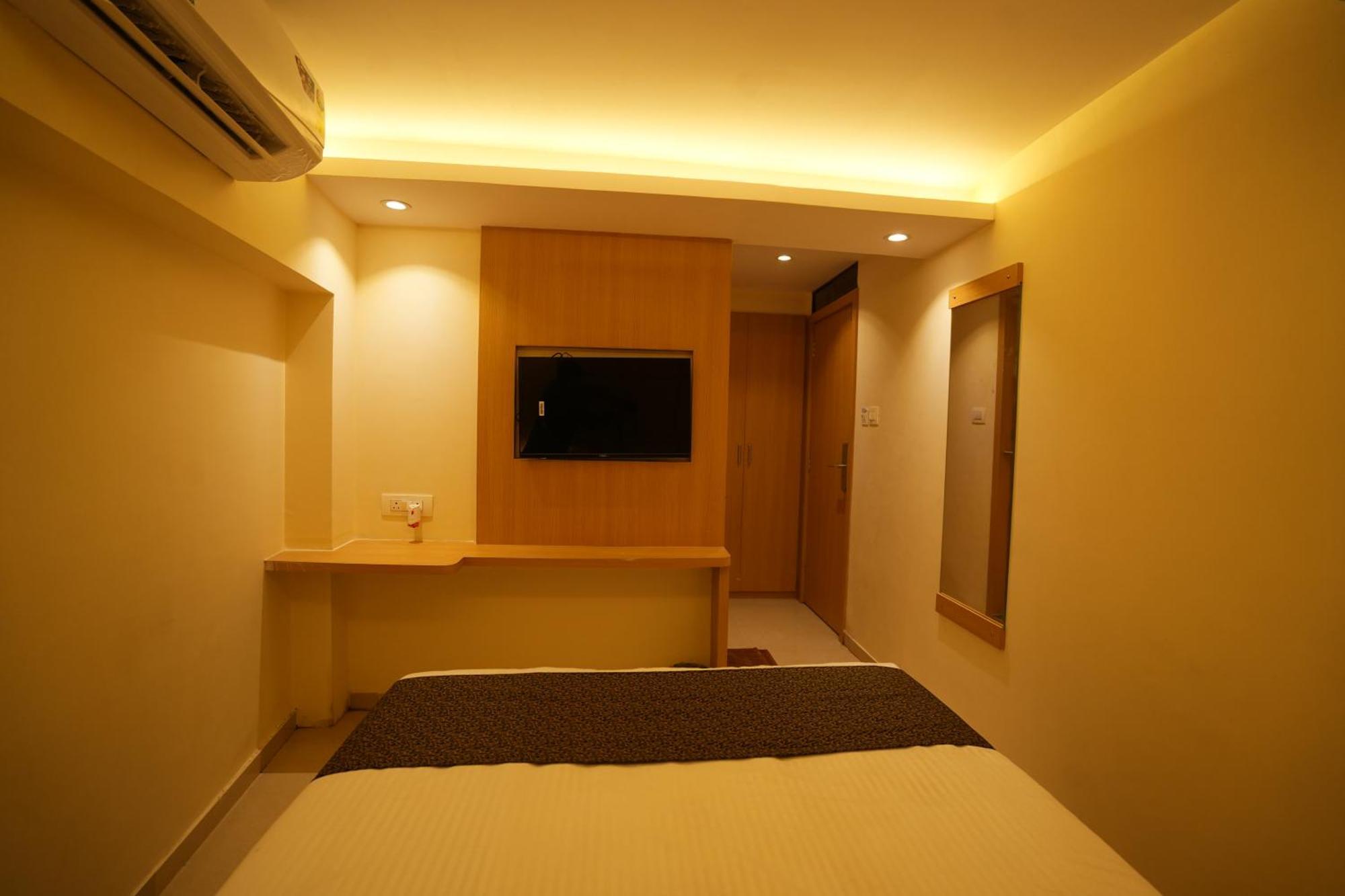 Hotel Boston Мумбаи Экстерьер фото