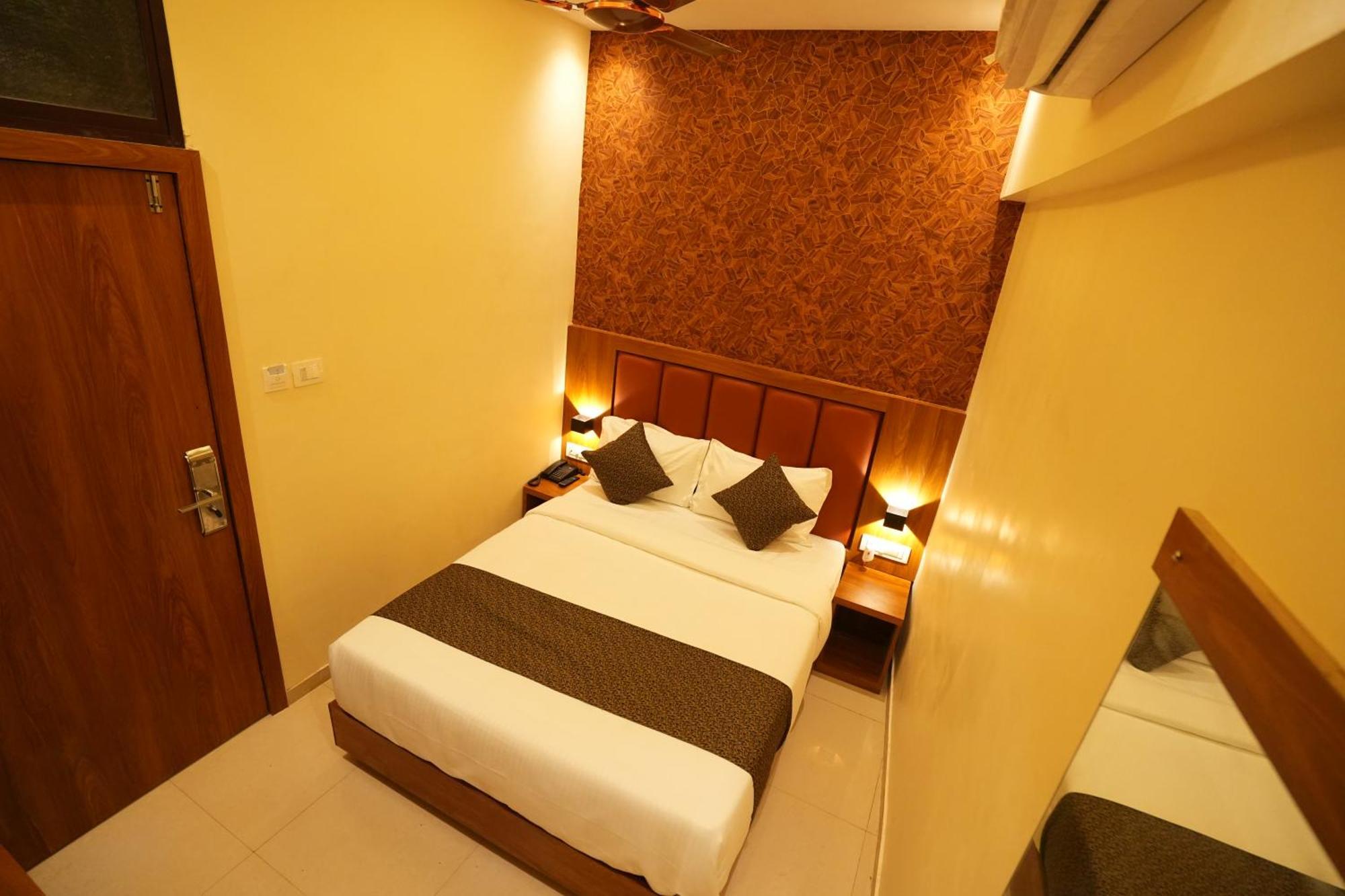 Hotel Boston Мумбаи Экстерьер фото