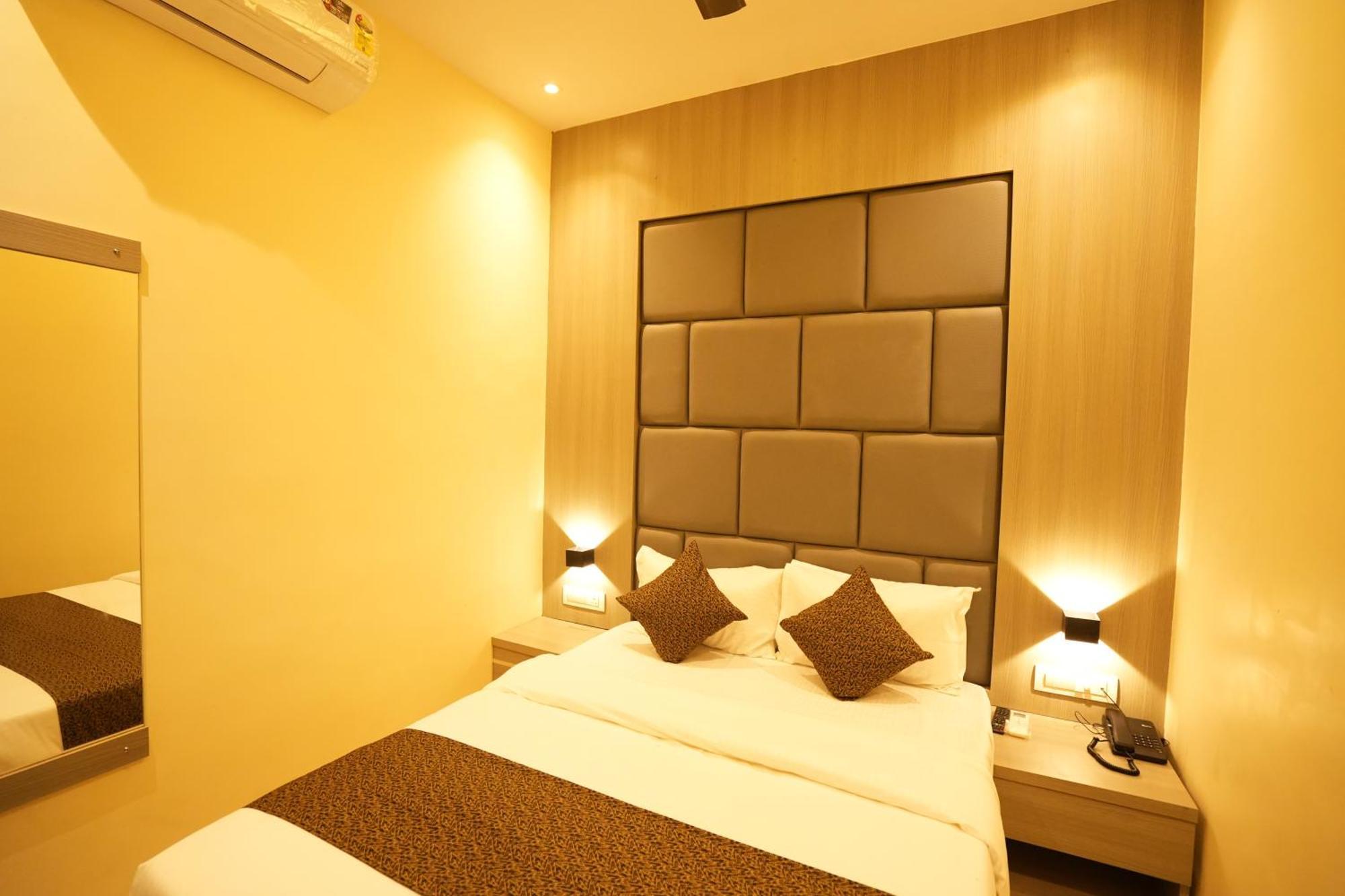Hotel Boston Мумбаи Экстерьер фото