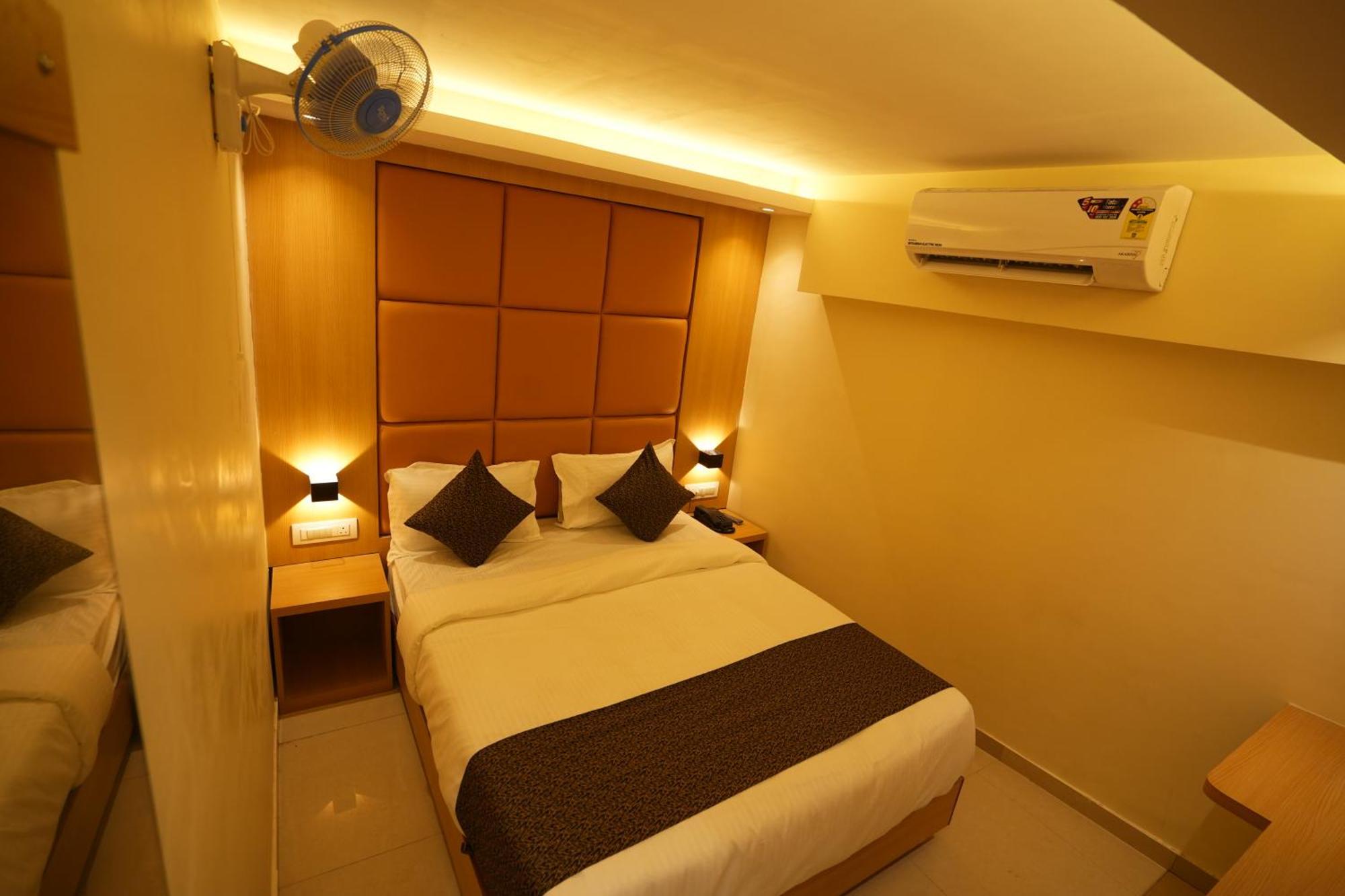 Hotel Boston Мумбаи Экстерьер фото