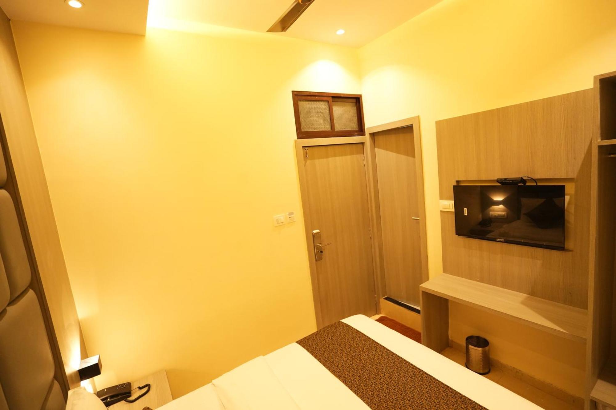 Hotel Boston Мумбаи Экстерьер фото