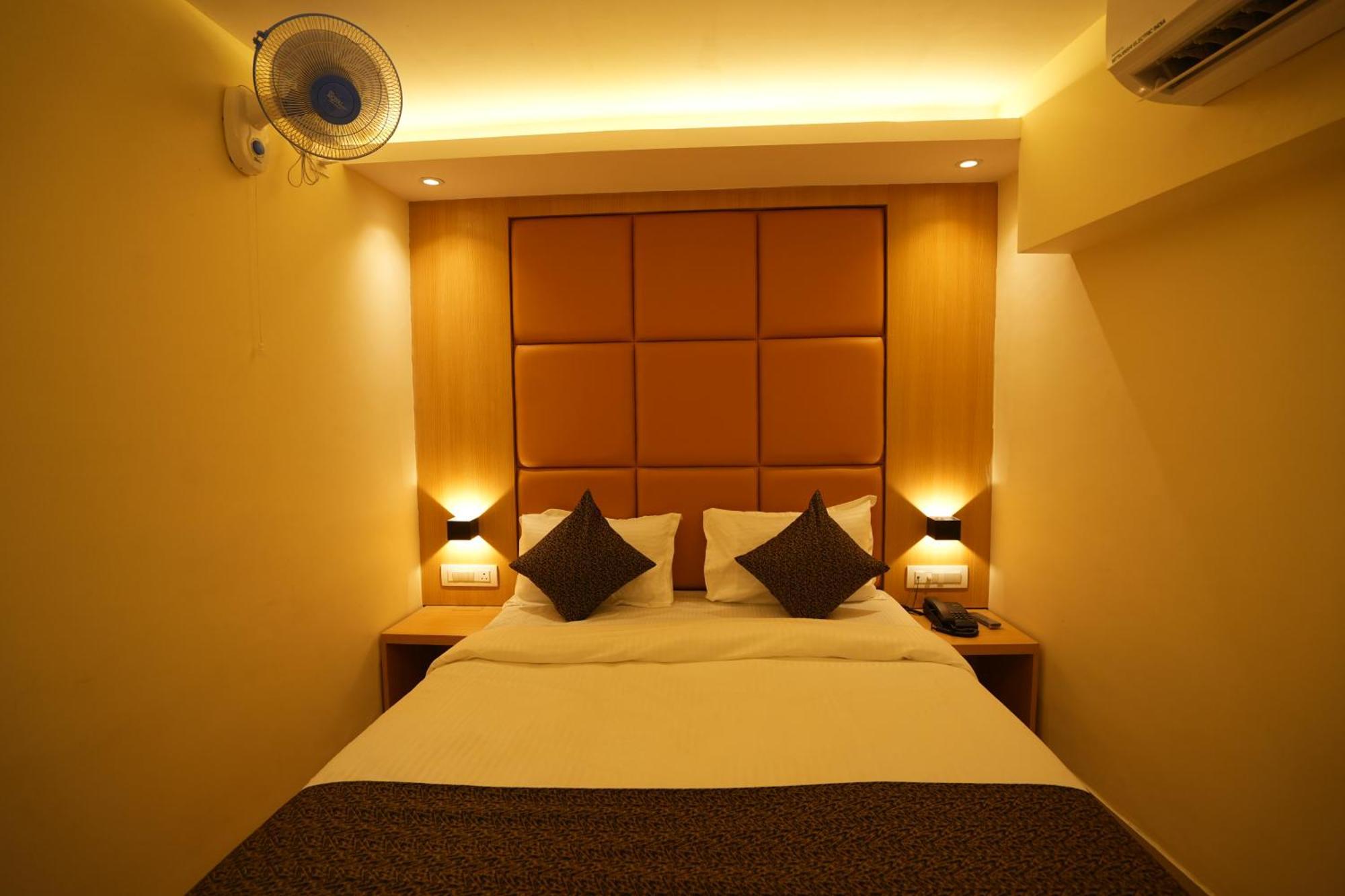 Hotel Boston Мумбаи Экстерьер фото