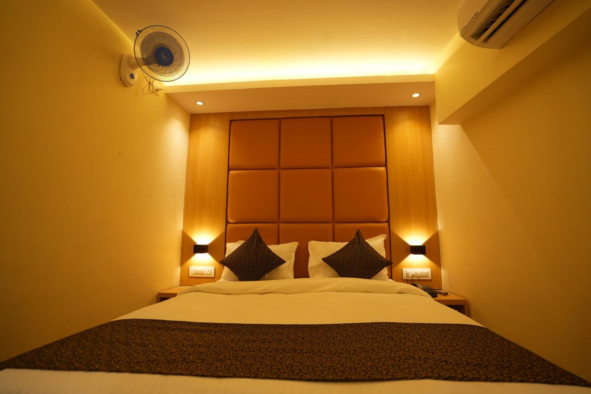Hotel Boston Мумбаи Экстерьер фото