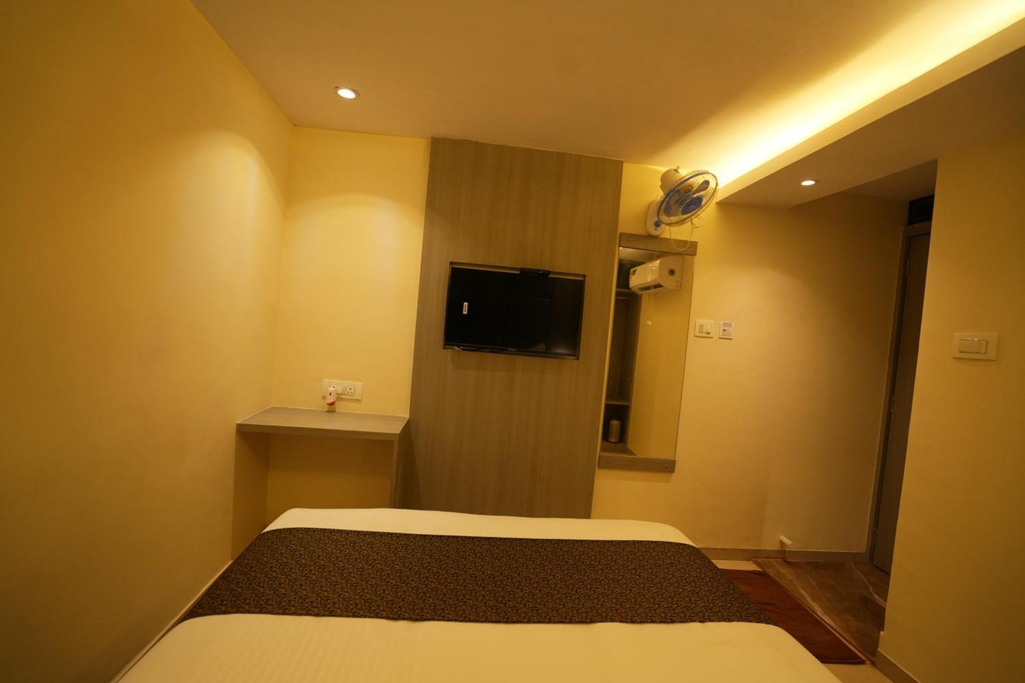 Hotel Boston Мумбаи Экстерьер фото