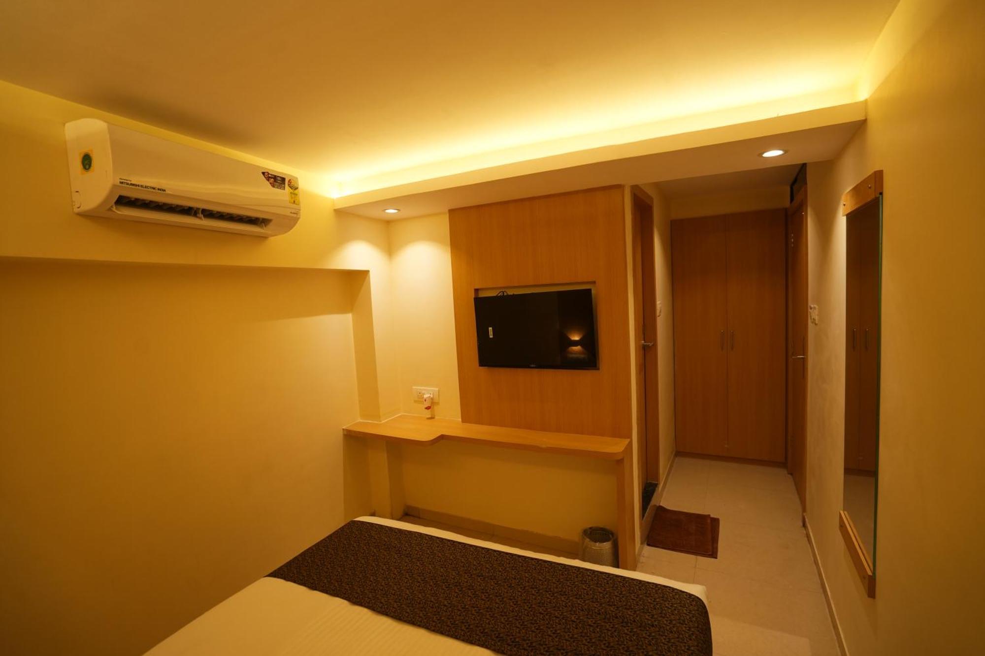 Hotel Boston Мумбаи Экстерьер фото