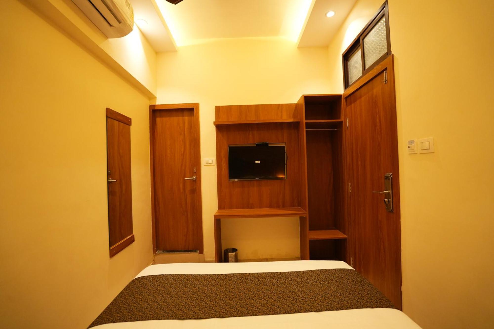 Hotel Boston Мумбаи Экстерьер фото