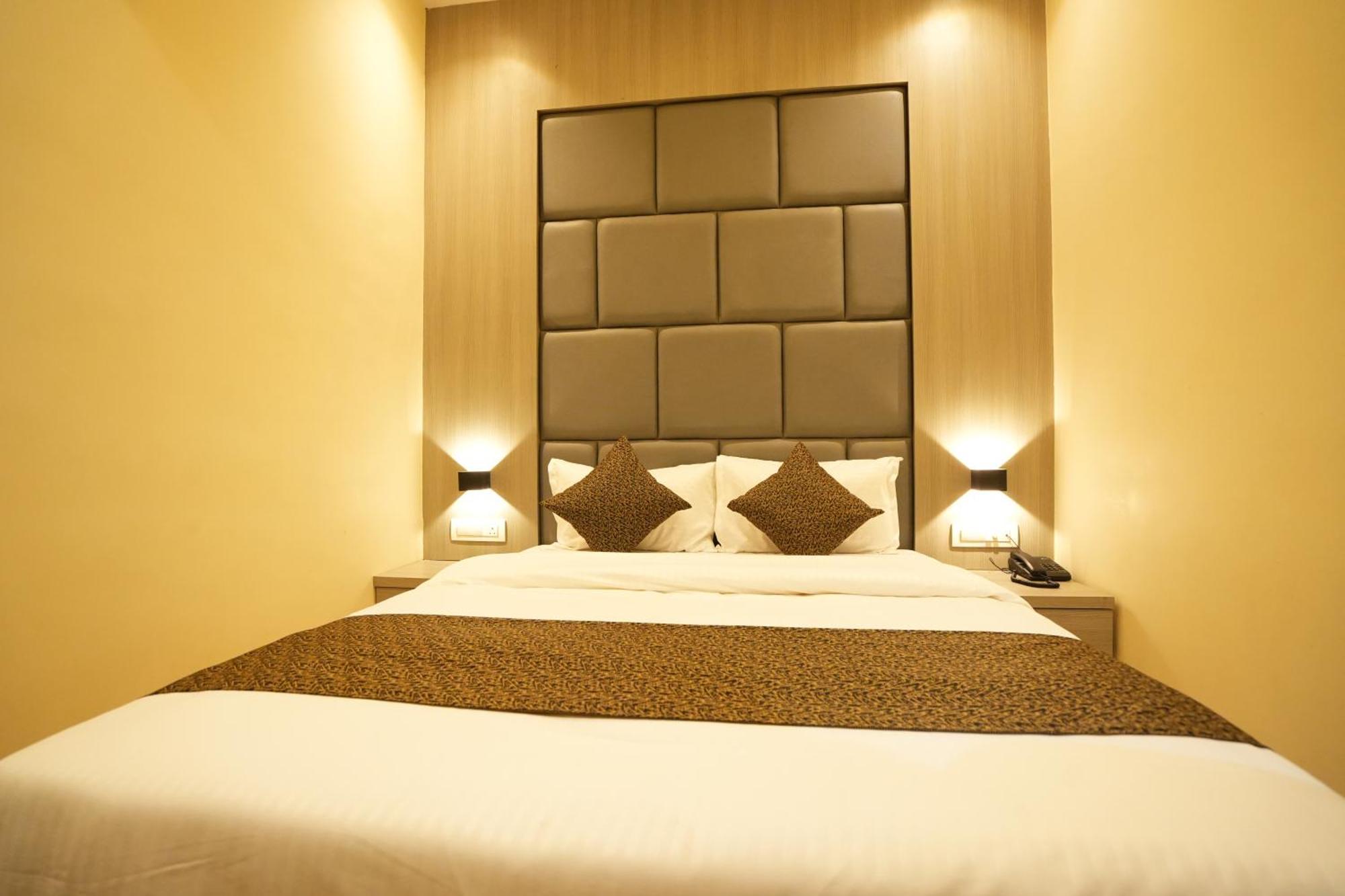 Hotel Boston Мумбаи Экстерьер фото