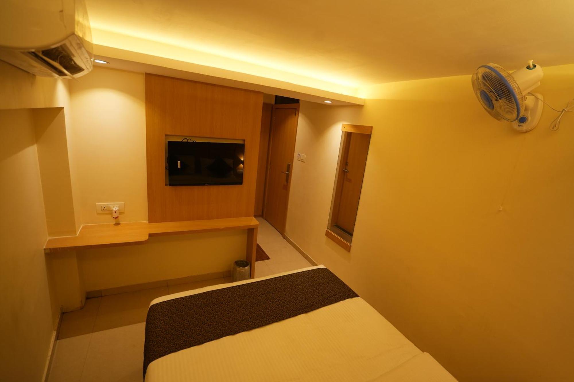 Hotel Boston Мумбаи Экстерьер фото