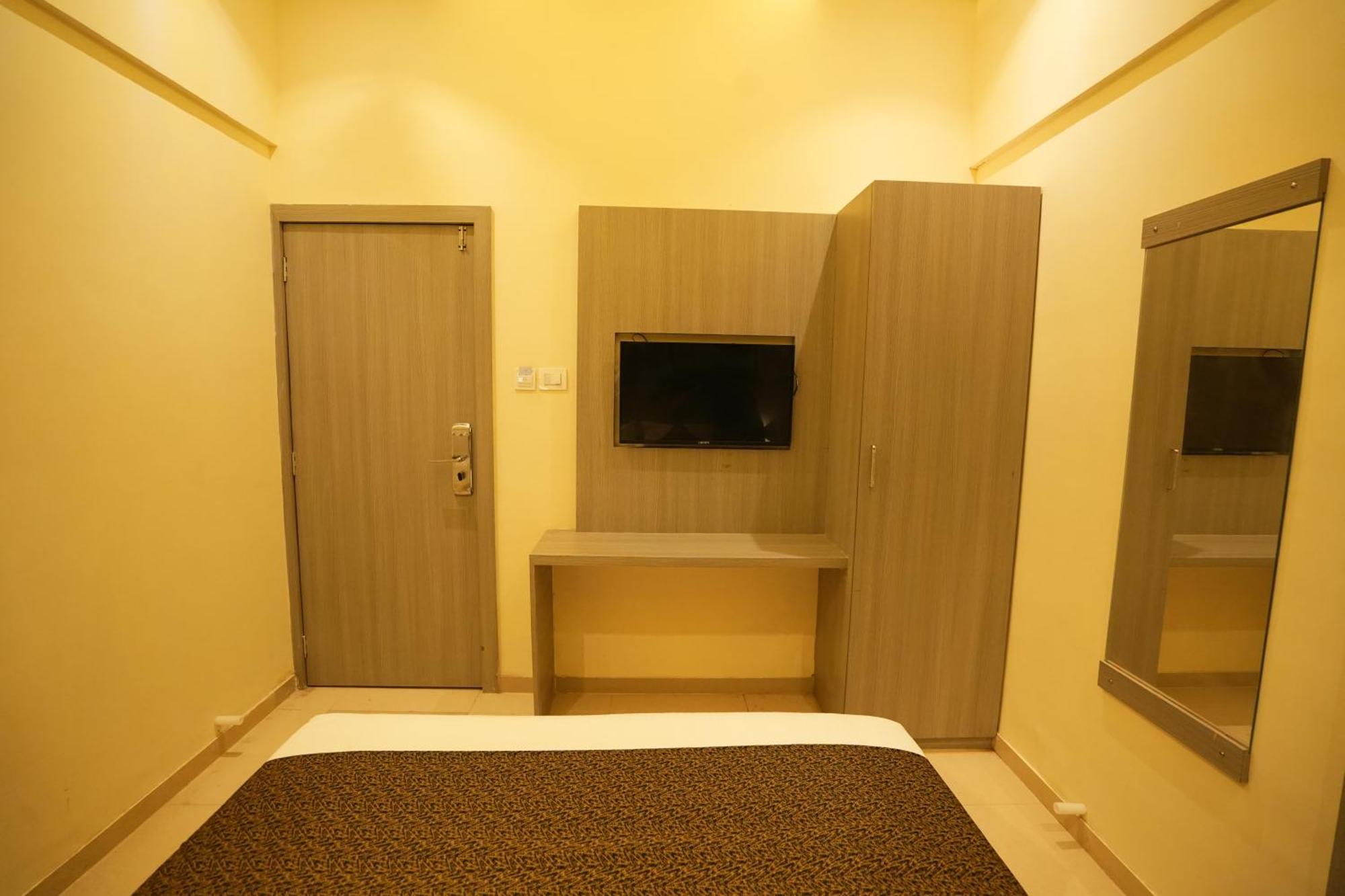 Hotel Boston Мумбаи Экстерьер фото