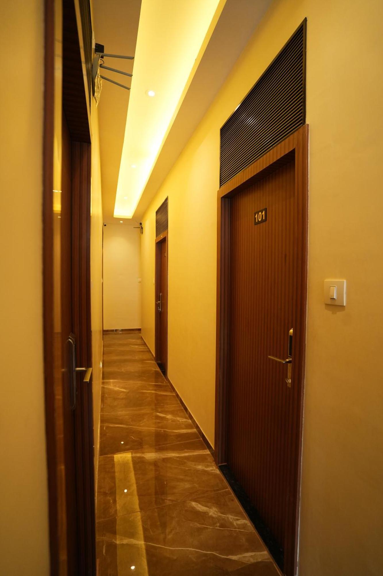 Hotel Boston Мумбаи Экстерьер фото