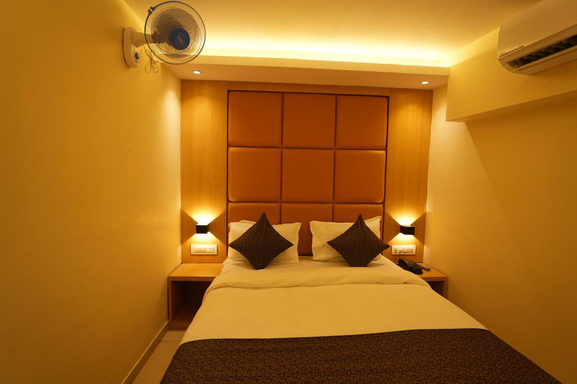 Hotel Boston Мумбаи Экстерьер фото