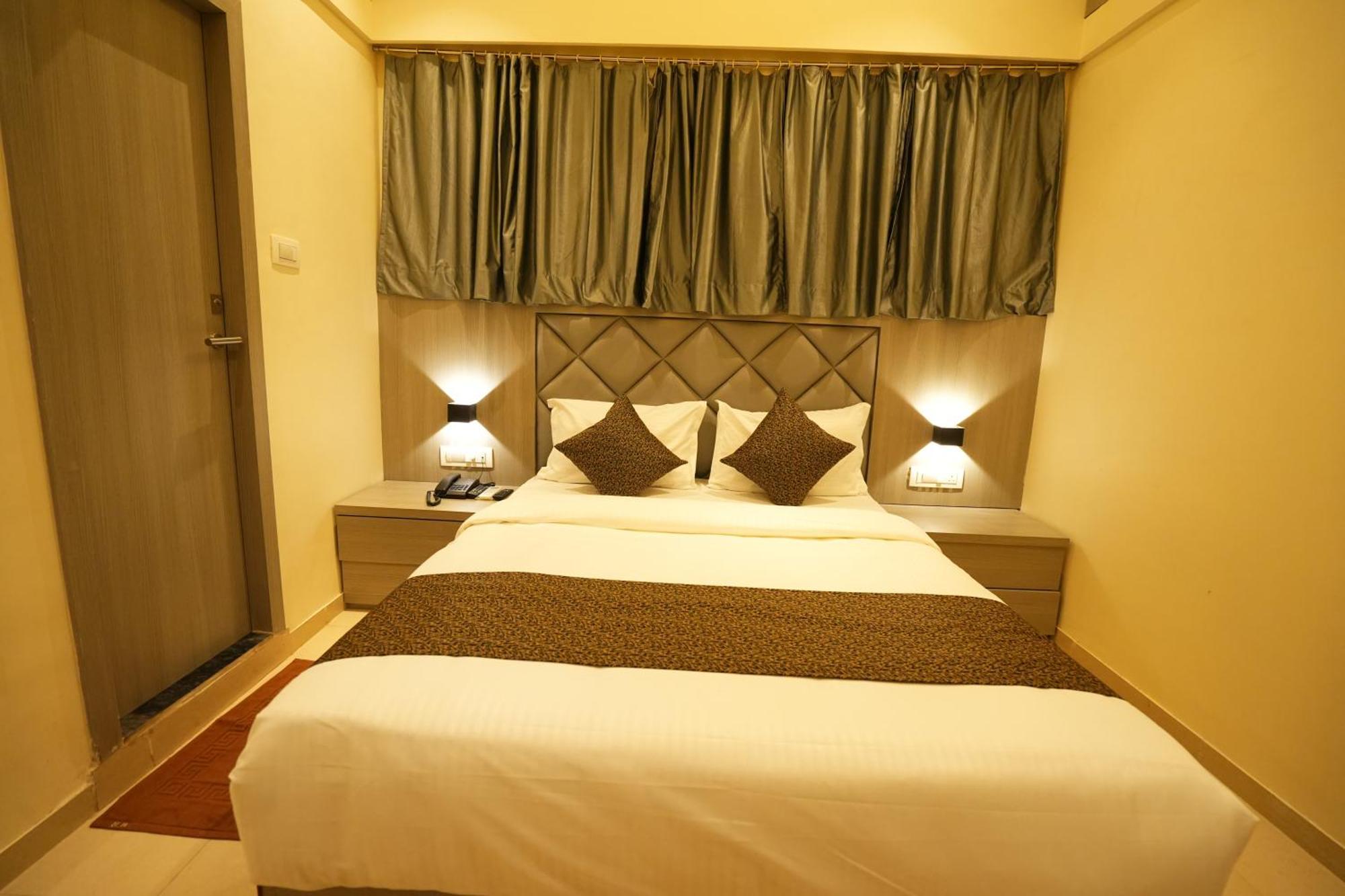 Hotel Boston Мумбаи Экстерьер фото