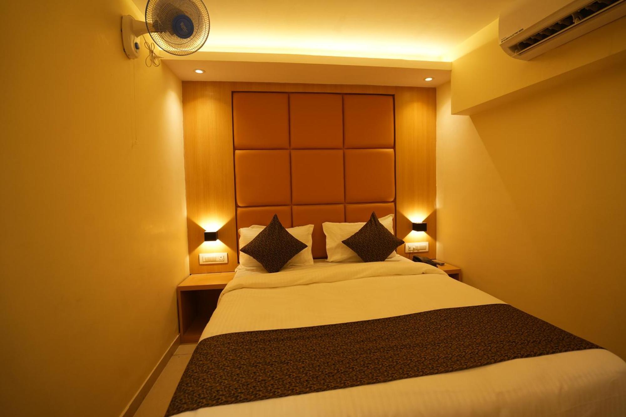Hotel Boston Мумбаи Экстерьер фото