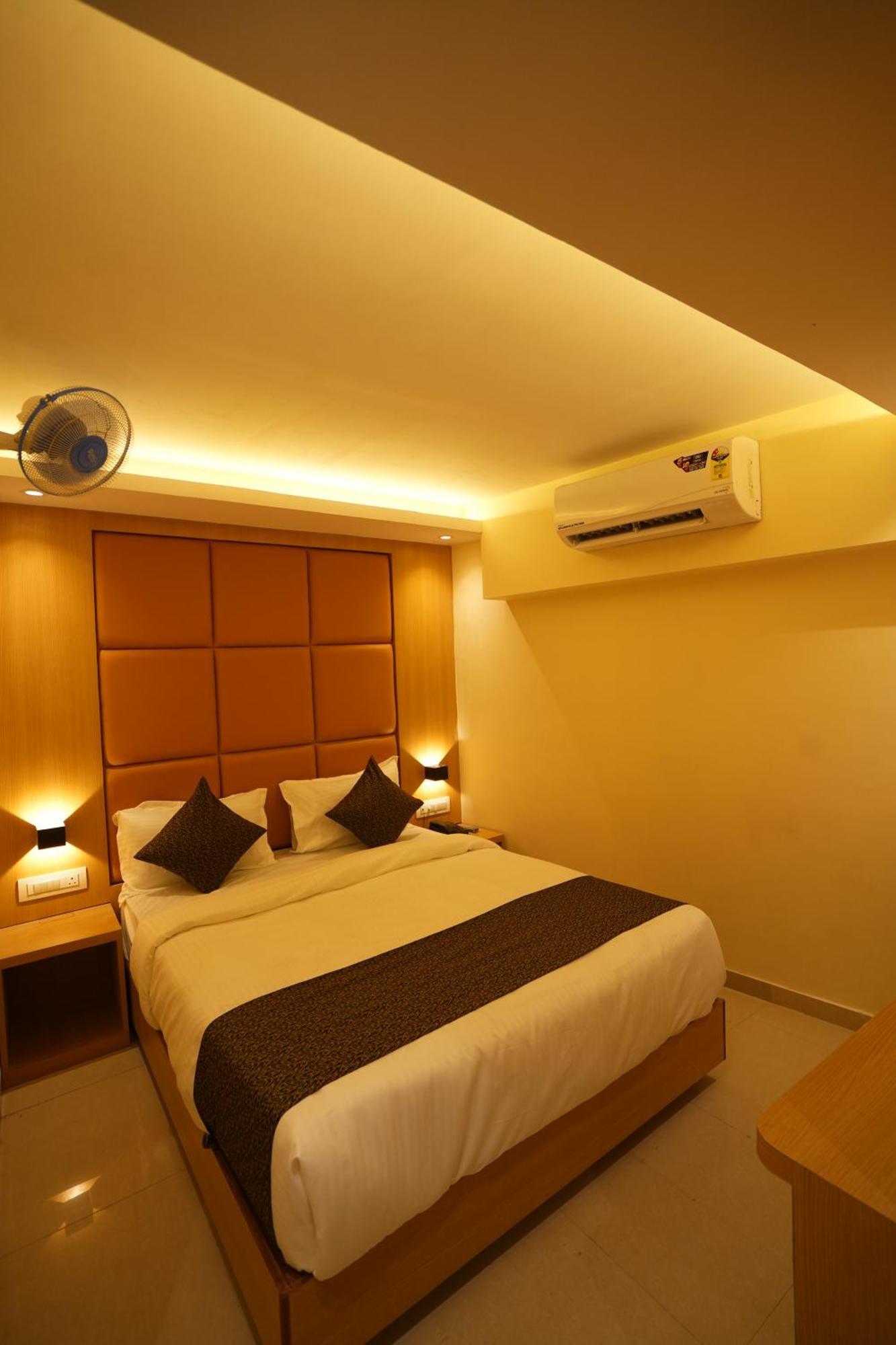 Hotel Boston Мумбаи Экстерьер фото