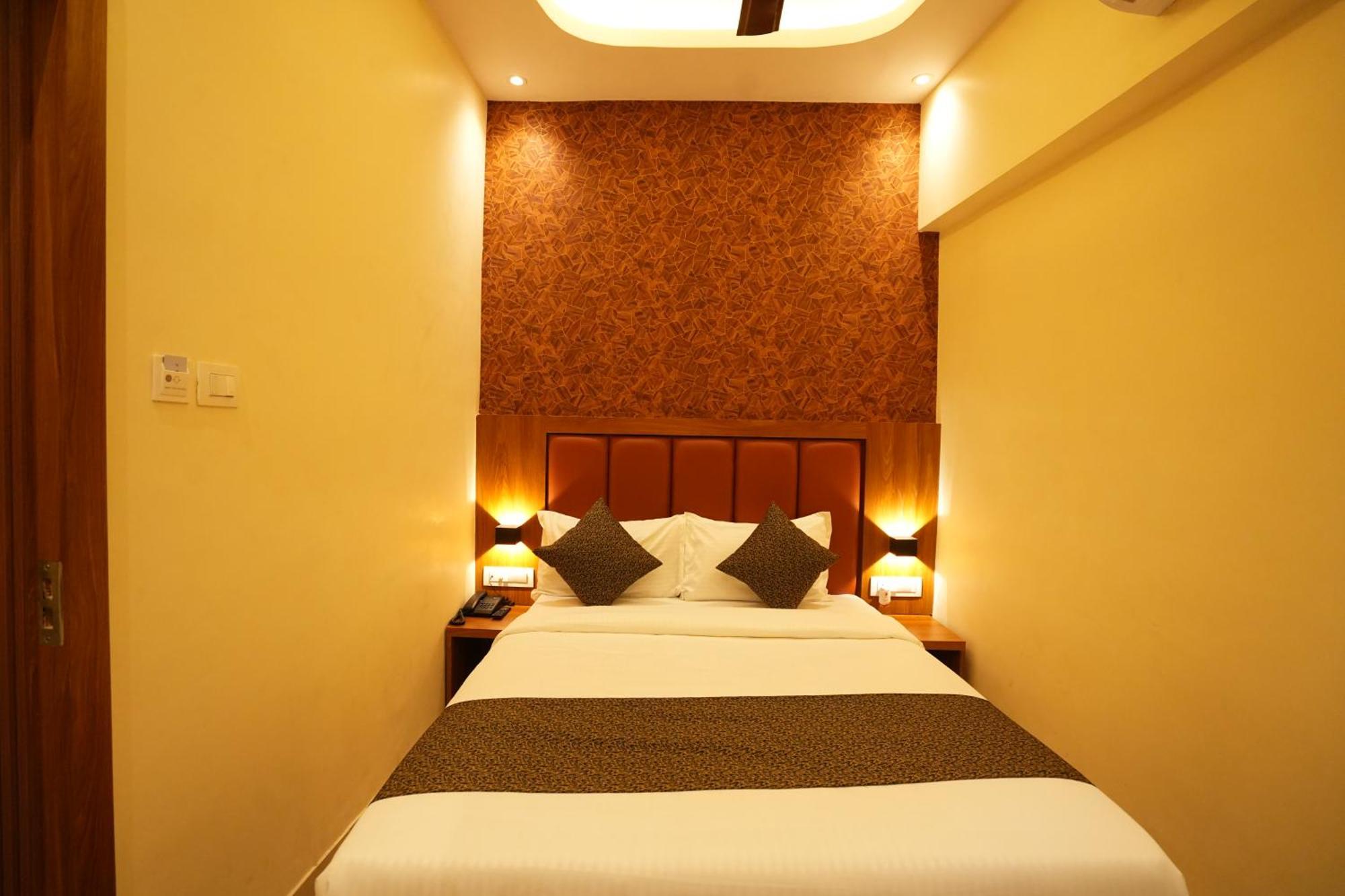 Hotel Boston Мумбаи Экстерьер фото