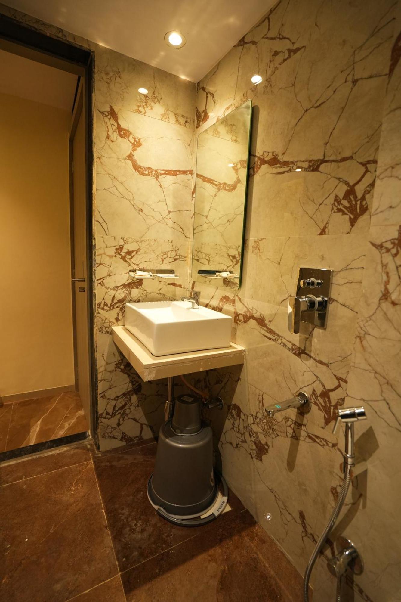 Hotel Boston Мумбаи Экстерьер фото