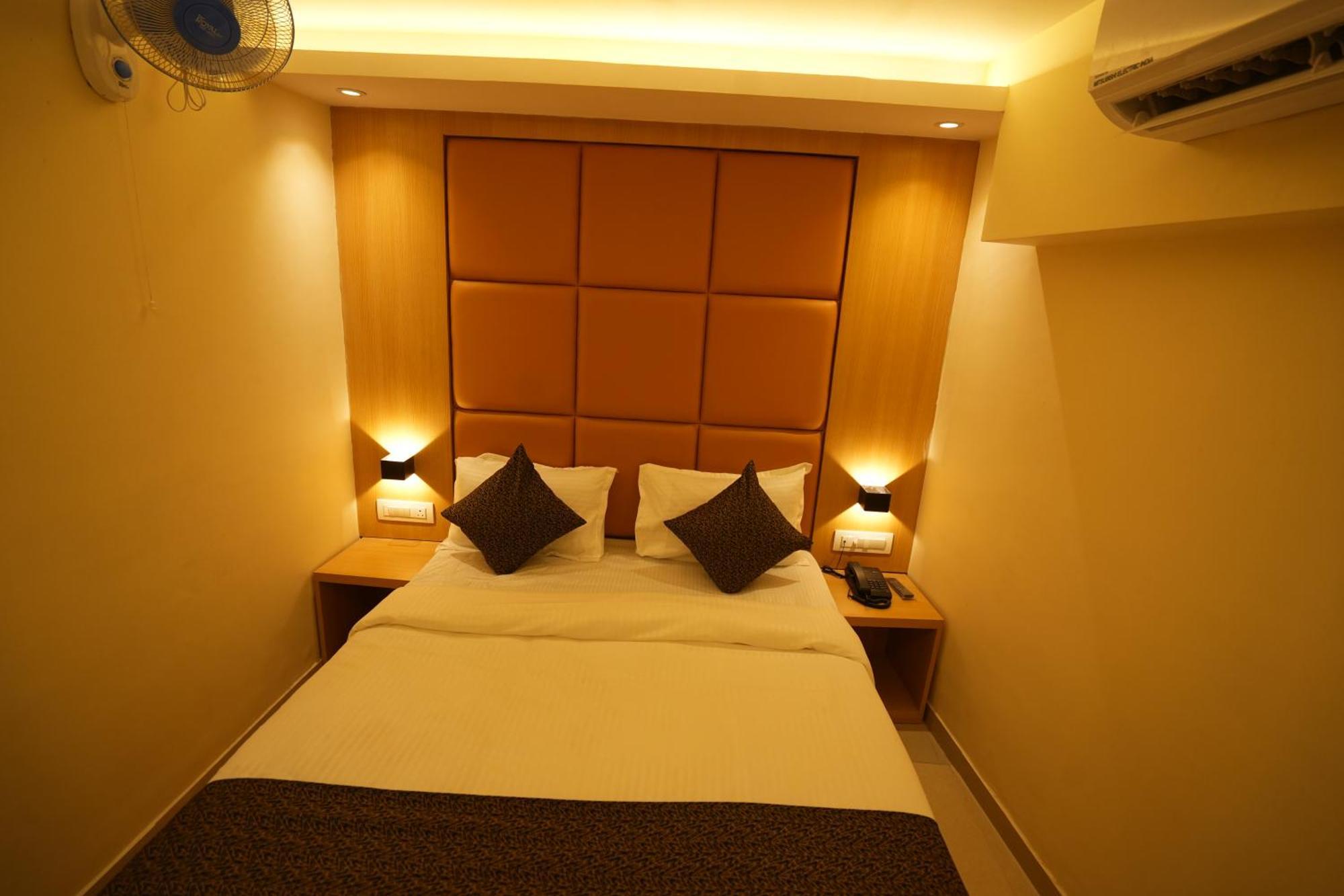 Hotel Boston Мумбаи Экстерьер фото