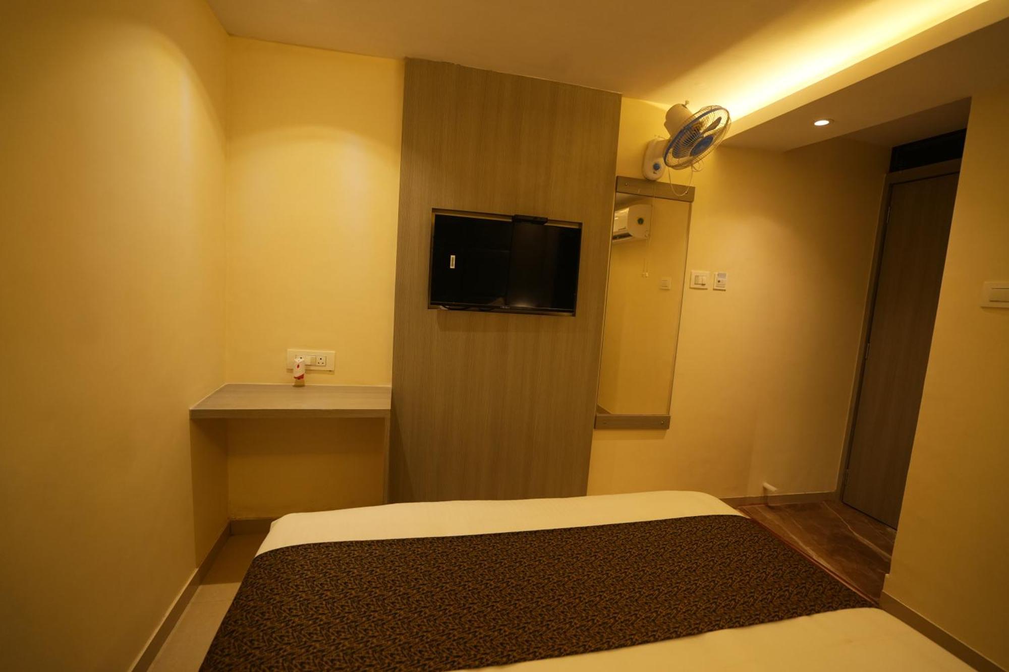 Hotel Boston Мумбаи Экстерьер фото