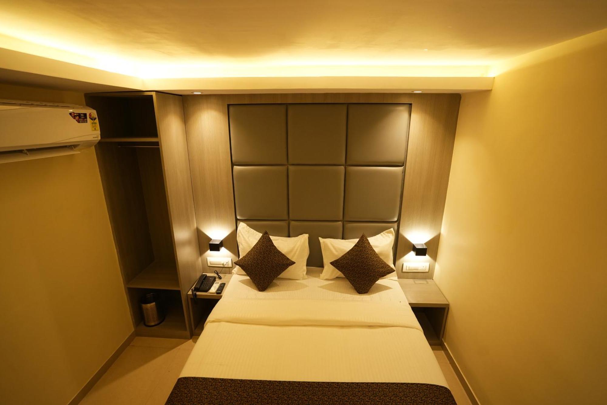 Hotel Boston Мумбаи Экстерьер фото