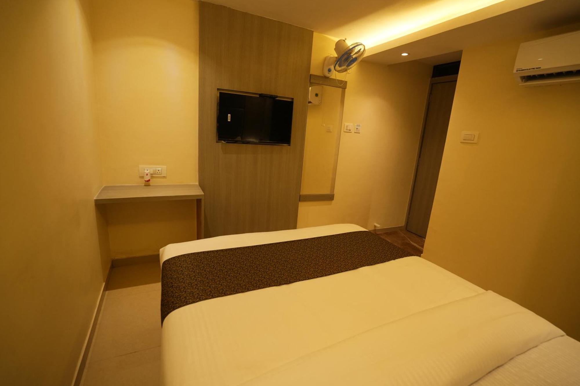 Hotel Boston Мумбаи Экстерьер фото