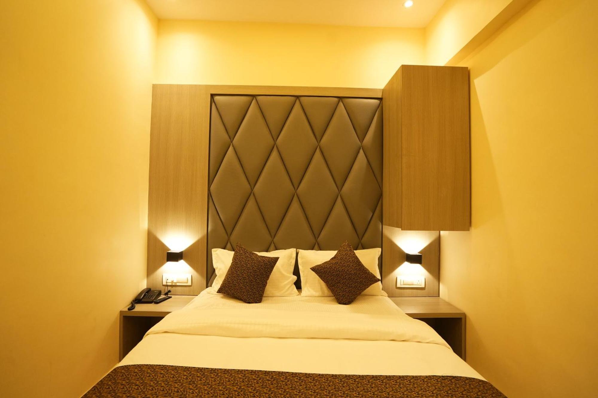 Hotel Boston Мумбаи Экстерьер фото