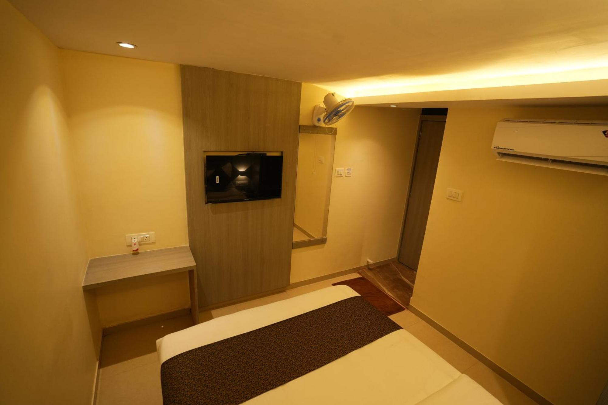 Hotel Boston Мумбаи Экстерьер фото