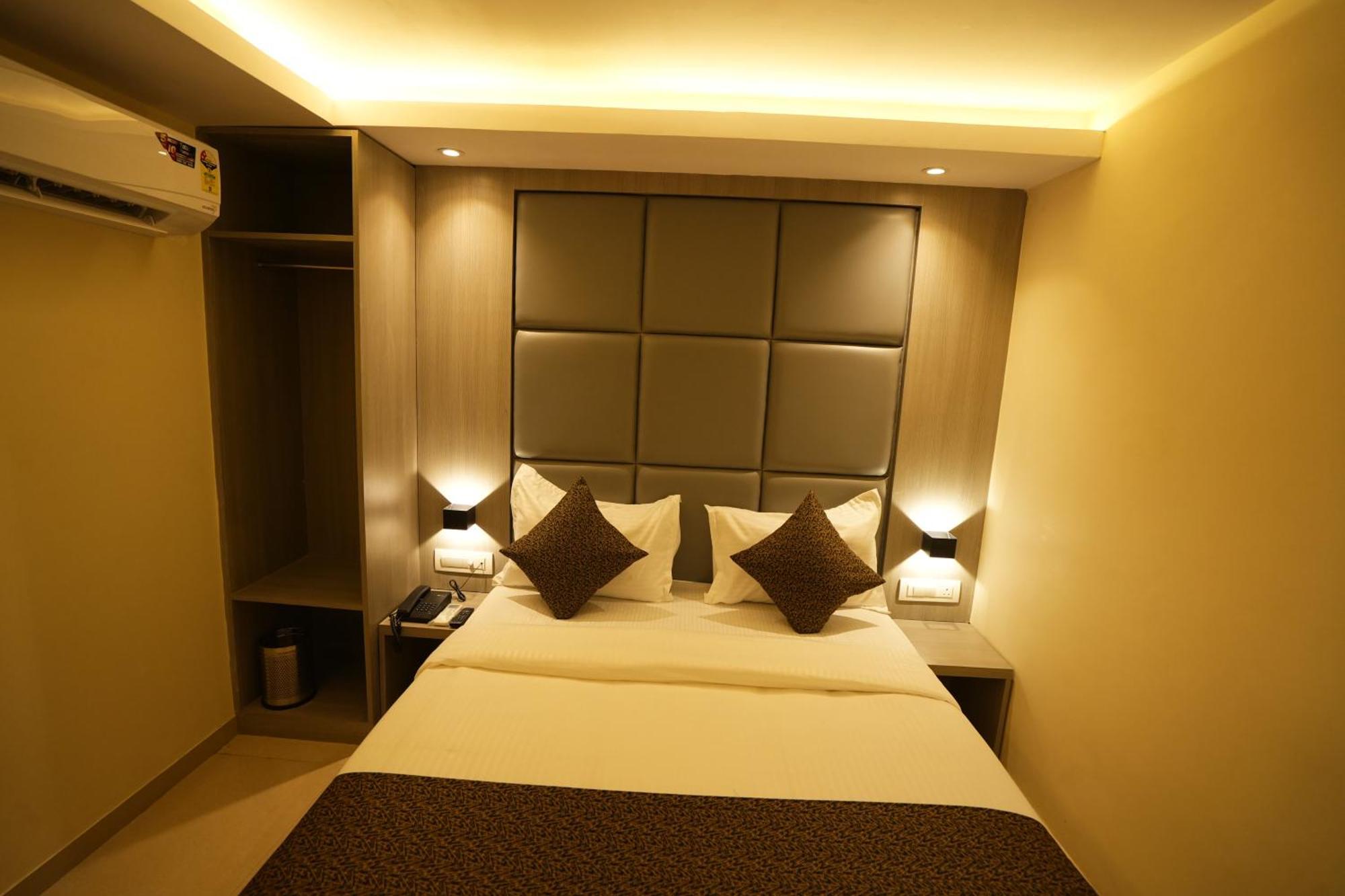 Hotel Boston Мумбаи Экстерьер фото