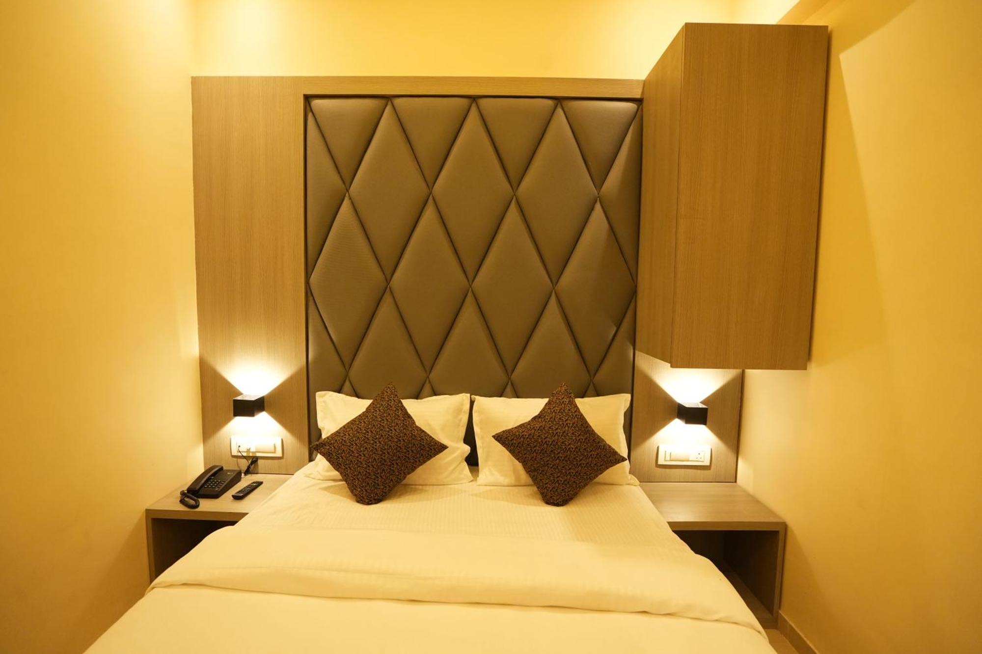 Hotel Boston Мумбаи Экстерьер фото